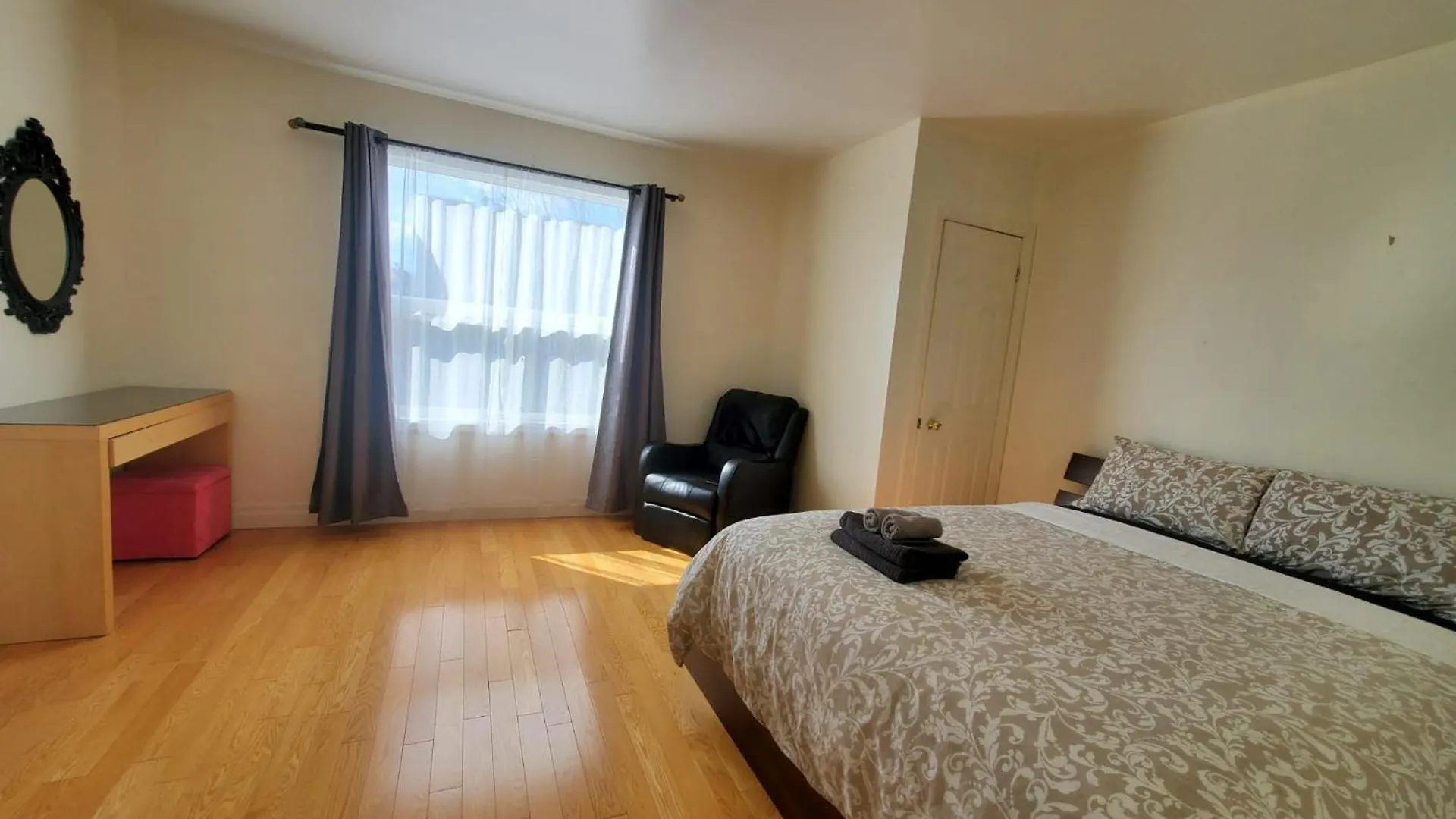 Mins Walk To Trinity Bellwood Park From Your Apartment Downtown Toronto Canadá