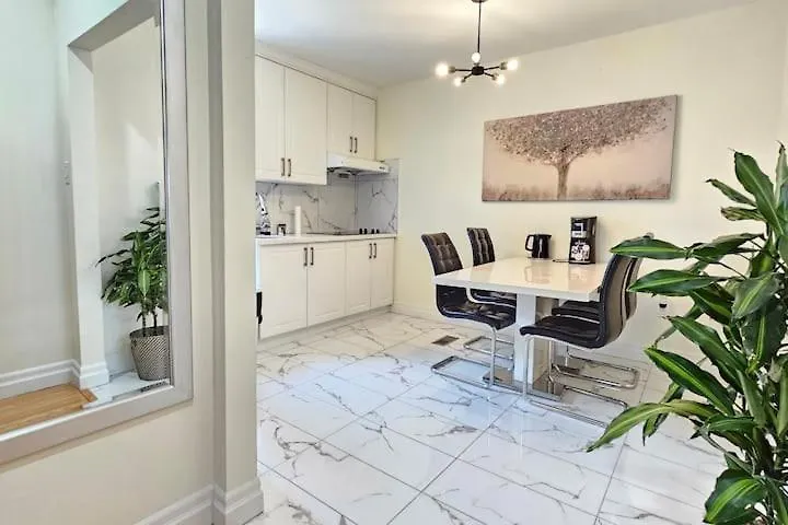 Mins Walk To Trinity Bellwood Park From Your Apartment Downtown Toronto Canadá