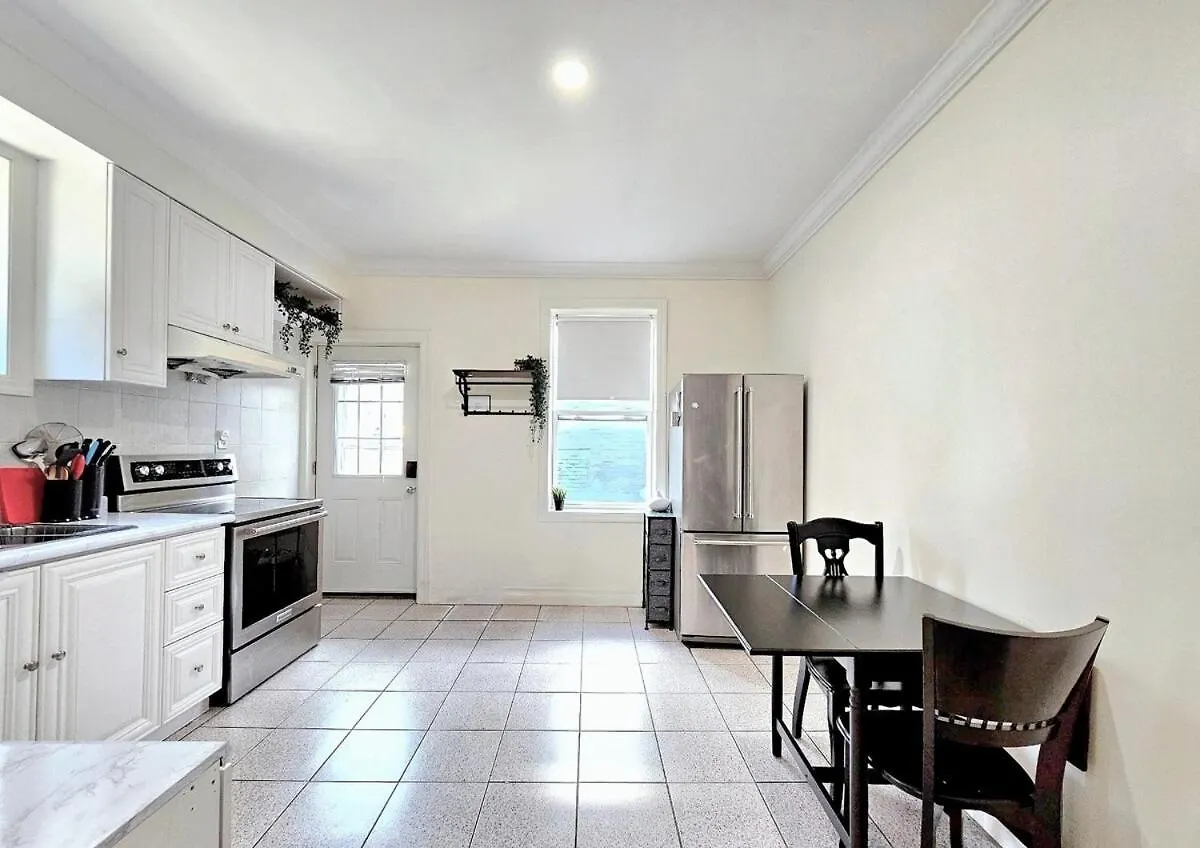 Mins Walk To Trinity Bellwood Park From Your Apartment Downtown טורונטו