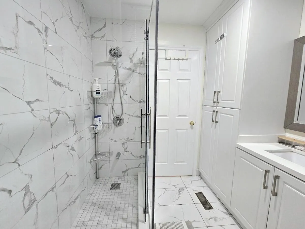 Mins Walk To Trinity Bellwood Park From Your Apartment Downtown טורונטו קנדה