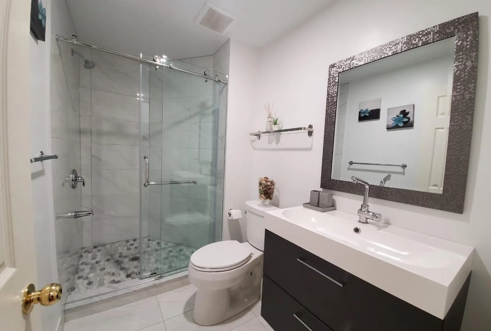 Mins Walk To Trinity Bellwood Park From Your Apartment Downtown טורונטו