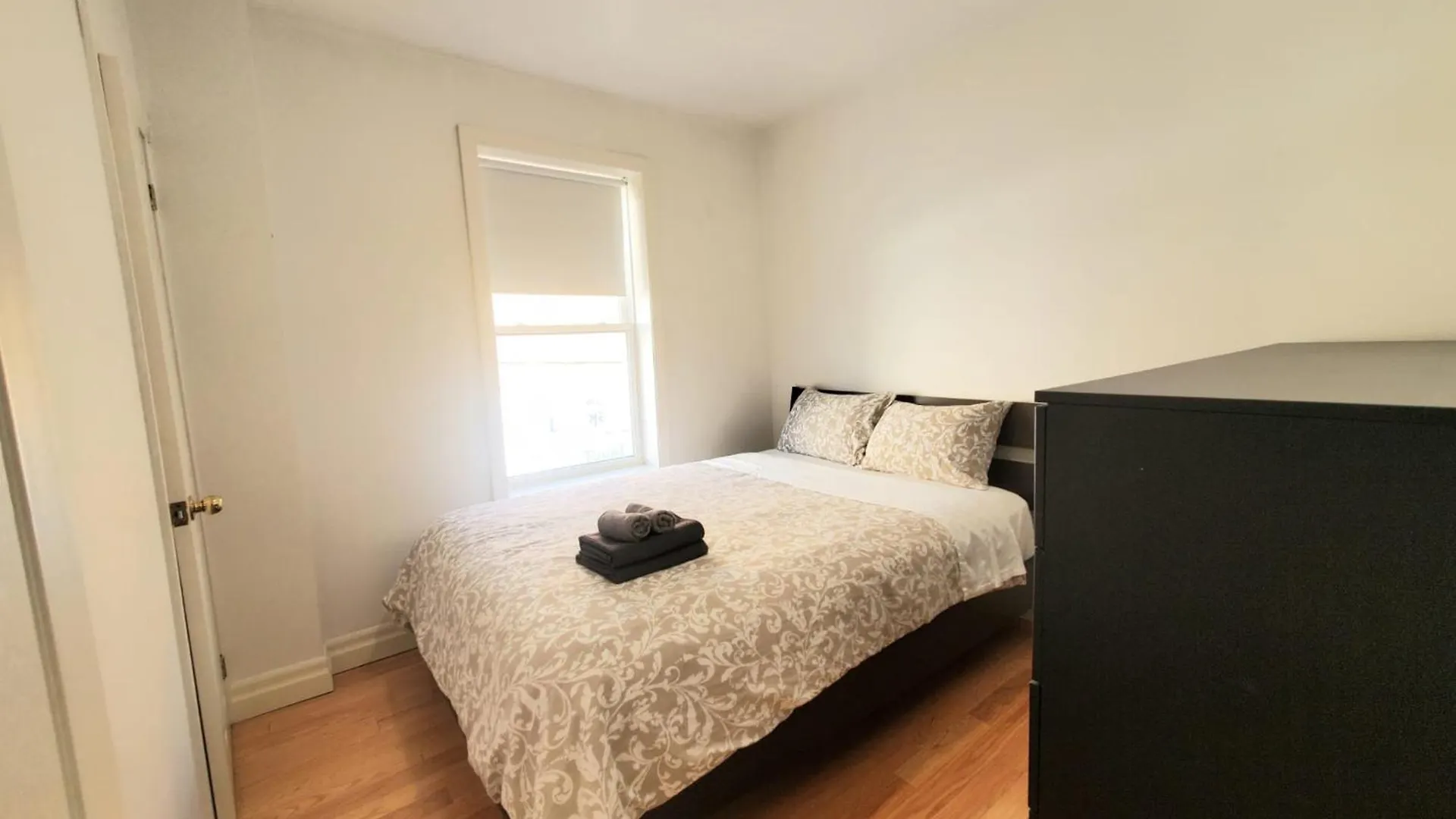 Mins Walk To Trinity Bellwood Park From Your Apartment Downtown טורונטו 0*,