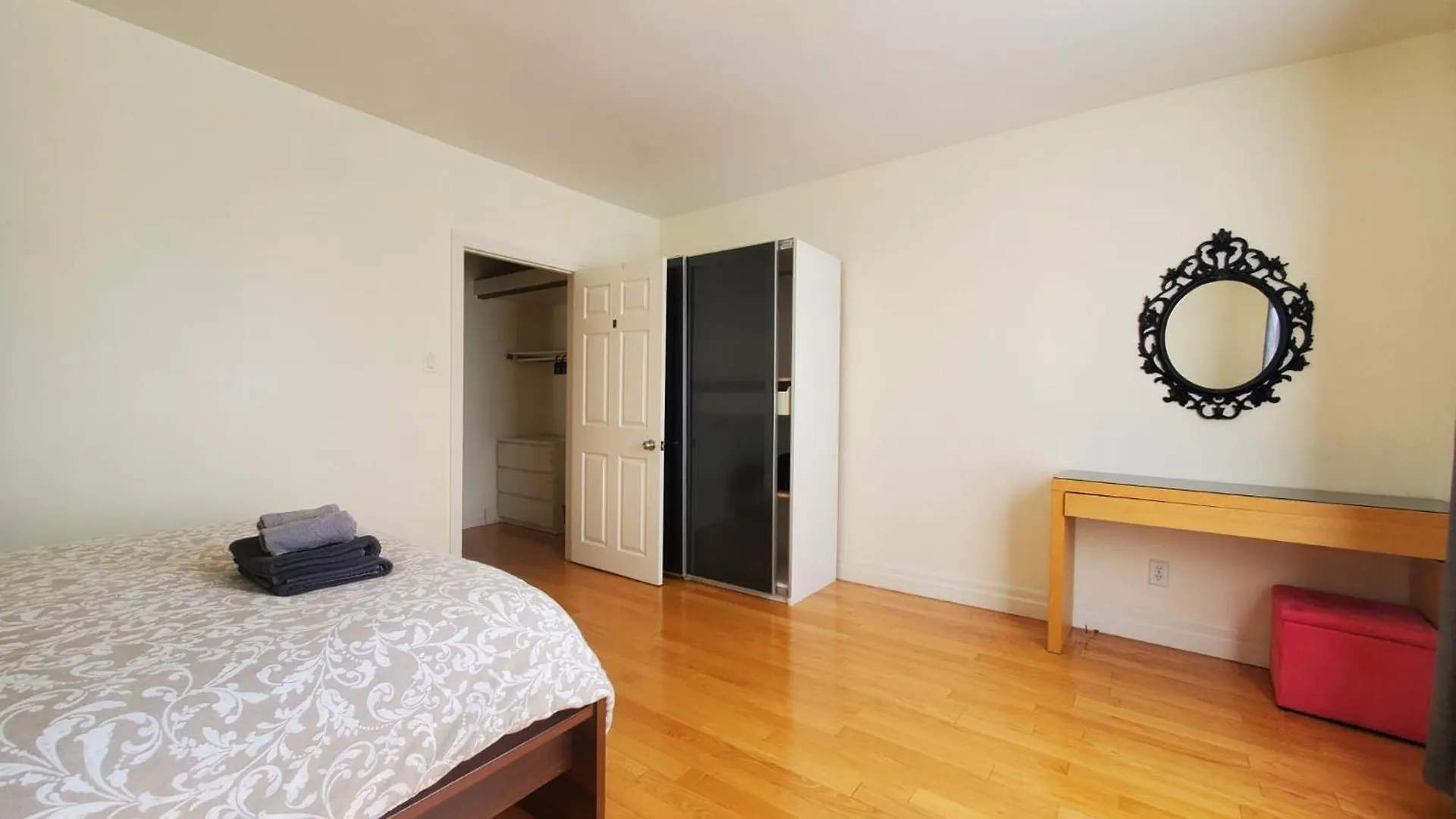 Mins Walk To Trinity Bellwood Park From Your Apartment Downtown טורונטו