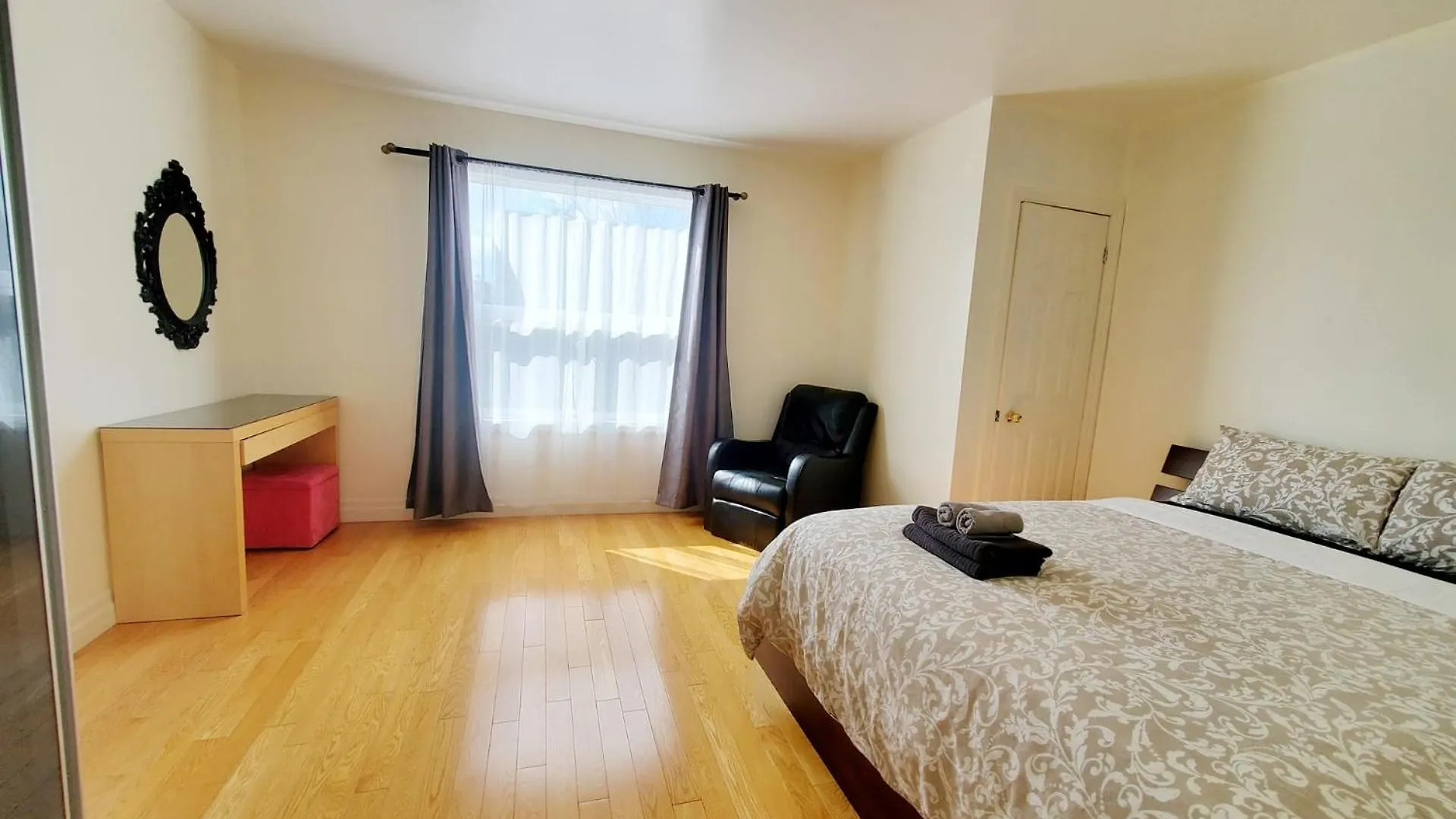 Mins Walk To Trinity Bellwood Park From Your Apartment Downtown טורונטו