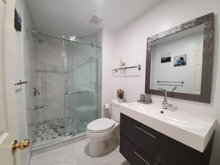 Mins Walk To Trinity Bellwood Park From Your Apartment Downtown טורונטו קנדה