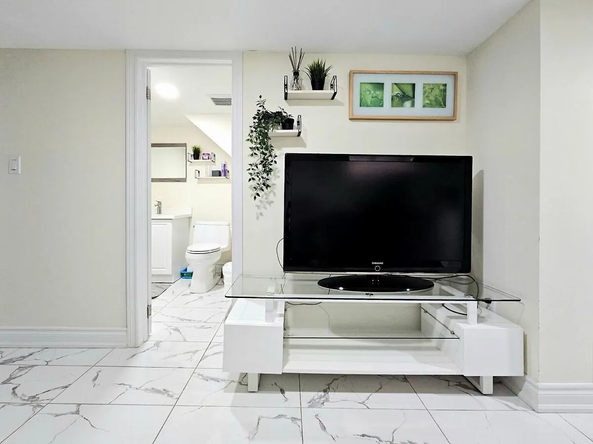 Mins Walk To Trinity Bellwood Park From Your Apartment Downtown טורונטו